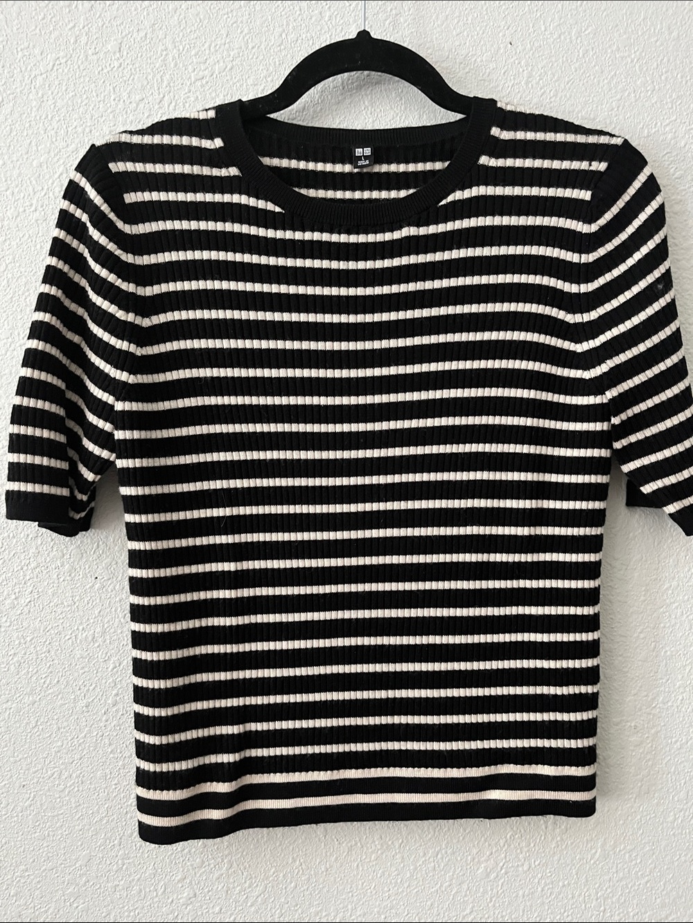 UNI Qlo  Woman’s Black & White Striped Ribbed Tee
Classic
100% wool
SZ L